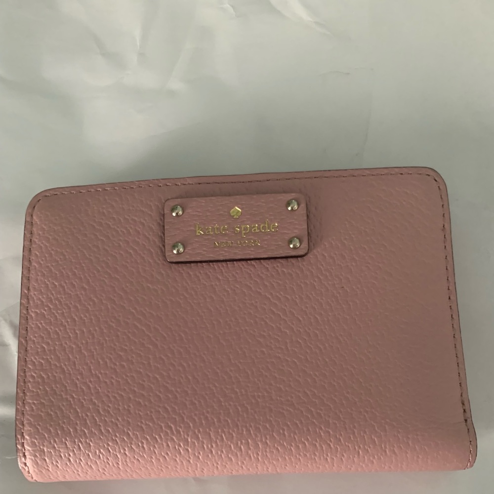 Medium compact bifold wallet